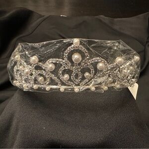 Pearl & Crystal Tiara  - Silver BNWT